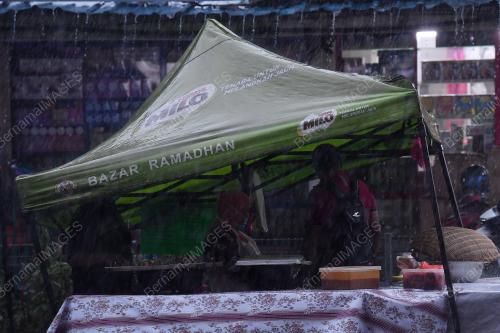 HUJAN LEBAT DI BAZAR RAMADAN KG BARU