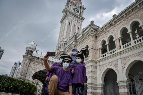 TINJAUAN SUASANA HARI RAYA PERTAMA
