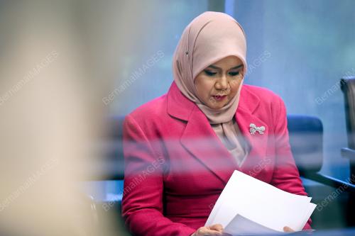 FADHLINA SIDEK