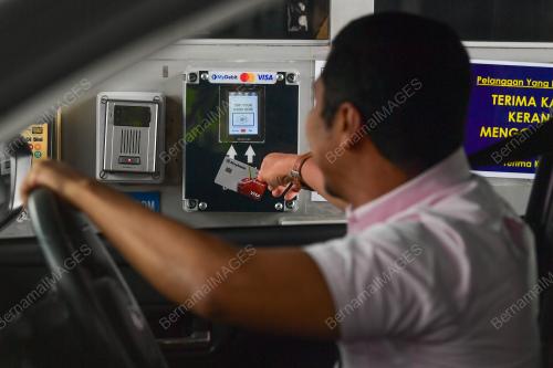 PENGGUNAAN KAD DEBIT DI PLAZA TOL