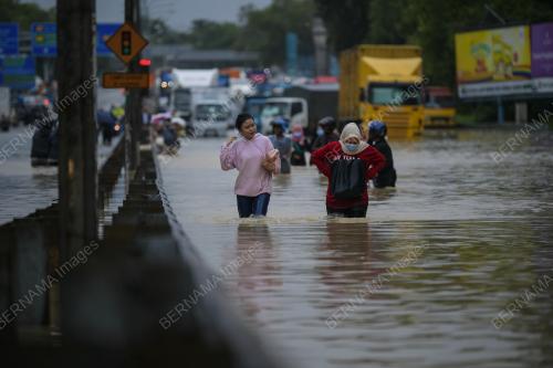 TINJAUAN BANJIR DI LEBUHRAYA PERSEKUTUAN