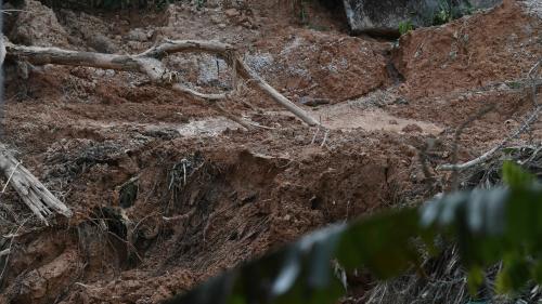 TINJAUAN KEJADIAN TANAH RUNTUH KEMENSAH HEIGHTS