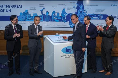 DATUK SERI DR DZULKEFLY AHMAD