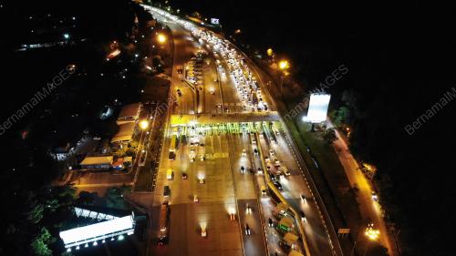 TINJAUAN TRAFIK DI TOL GOMBAK