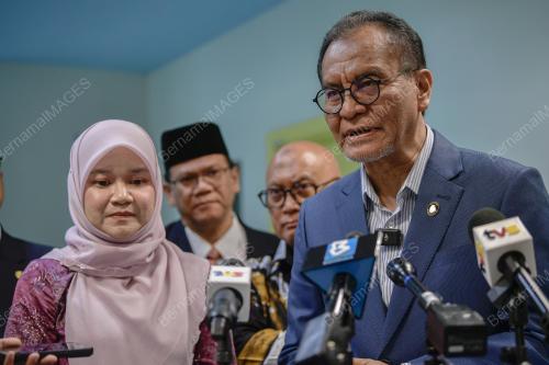 DATUK SERI DR DZULKEFLY AHMAD