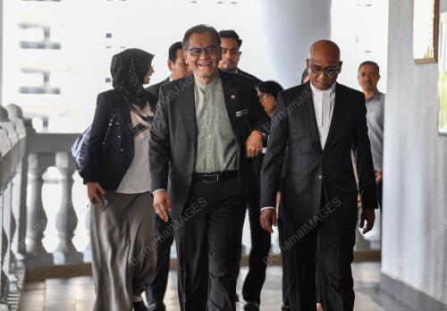 DATUK SERI DR DZULKEFLY AHMAD