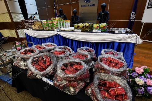 KEJAYAAN MELUMPUHKAN SINDIKET PENGEDARAN DADAH KE SARAWAK