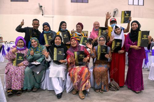MAJLIS PENYERAHAN SURAT TAWARAN PPR KEPADA KOMUNITI PRIHATIN FINAS
