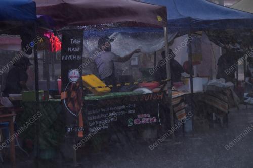 HUJAN LEBAT DI BAZAR RAMADAN KG BARU