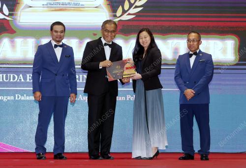 DATUK SERI DR DZULKEFLY AHMAD