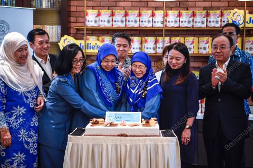 DATUK SERI DR WAN AZIZAH WAN ISMAIL