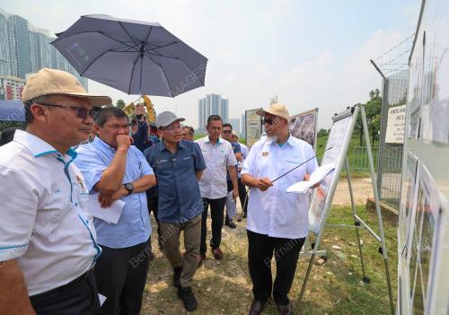 NIK NAZMI NIK AHMAD