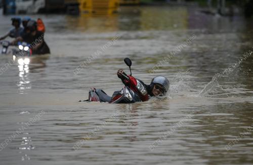 TINJAUAN BANJIR DI LEBUHRAYA PERSEKUTUAN