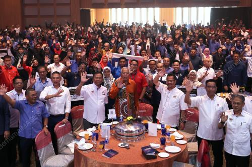 DATUK SERI MAHDZIR KHALID