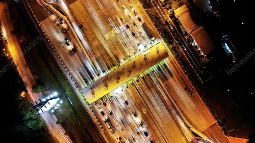 TINJAUAN TRAFIK DI TOL GOMBAK
