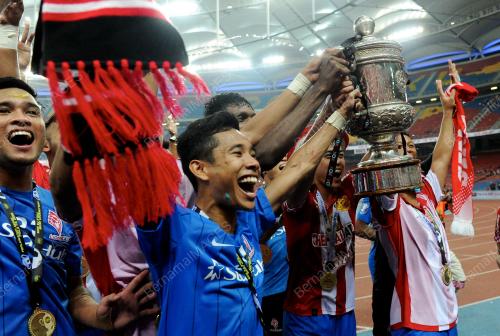 KL53_23052015_PIALA_JUARA
