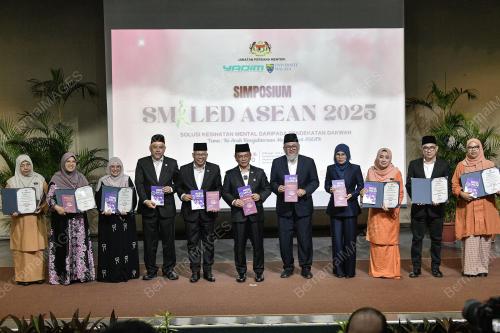 DATUK DR MOHD NA'IM MOKHTAR
