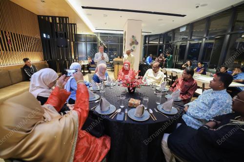 MAJLIS MAKAN MALAM DEEPAVALI WARGA BERNAMA