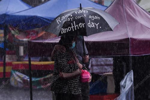HUJAN LEBAT DI BAZAR RAMADAN KG BARU