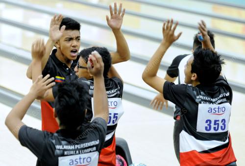 KL54_15032012_BOWLING