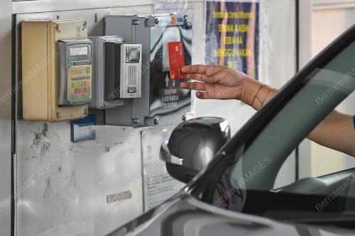 PENGGUNAAN KAD DEBIT DI PLAZA TOL