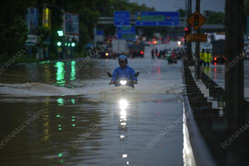 TINJAUAN BANJIR DI LEBUHRAYA PERSEKUTUAN