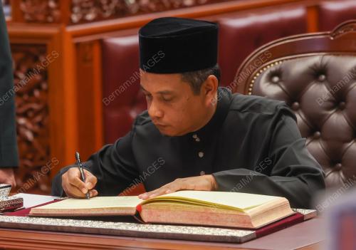 ANGKAT SUMPAH AHLI DEWAN NEGARA