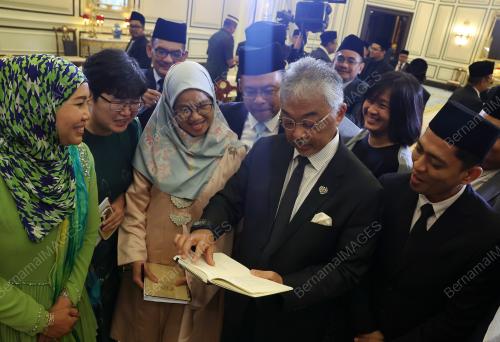 AL-SULTAN ABDULLAH RI'AYATUDDIN AL-MUSTAFA BILLAH SHAH