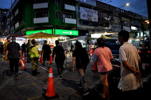 PASAR MALAM BEROPERASI SEMULA KETIKA PKP