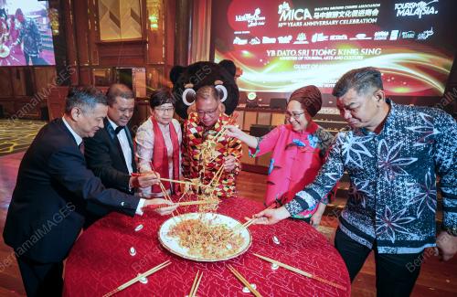 DATUK SERI TIONG KING SING