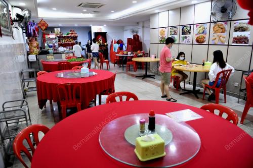 TINJAUAN MAKAN MALAM AMBANG TAHUN BARU