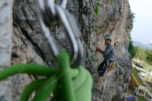 ROCK CLIMBING GUA DAMAI