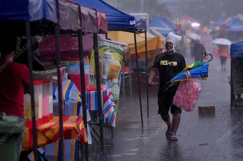 HUJAN LEBAT DI BAZAR RAMADAN KG BARU