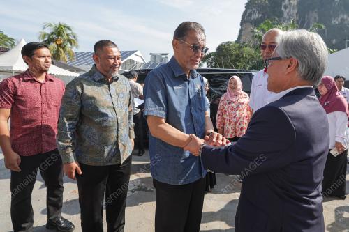 DATUK SERI DR DZULKEFLY AHMAD