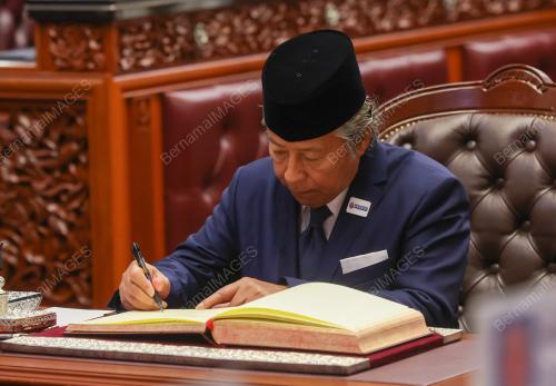 ANGKAT SUMPAH AHLI DEWAN NEGARA
