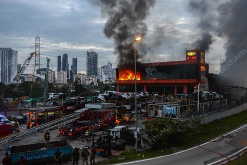 KEBAKARAN SEBUAH KEDAI ALAT GANTI KERETA