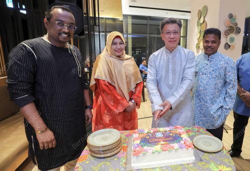 MAJLIS MAKAN MALAM DEEPAVALI WARGA BERNAMA