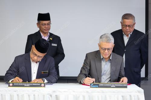 DATUK DR MOHD NA'IM MOKHTAR
