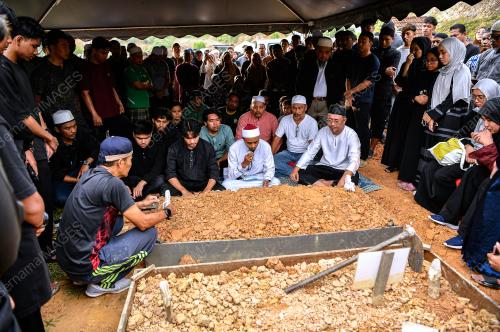 TIGA PENUNTUT UiTM MAUT
