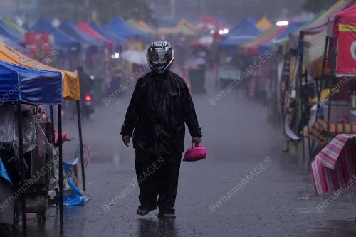 HUJAN LEBAT DI BAZAR RAMADAN KG BARU