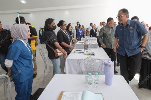 DATUK SERI DR DZULKEFLY AHMAD