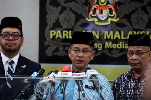 DATUK DR MOHD NA'IM MOKHTAR