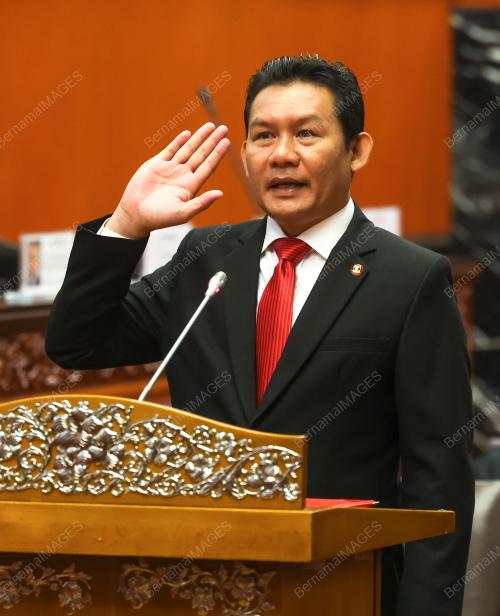 ANGKAT SUMPAH AHLI DEWAN NEGARA