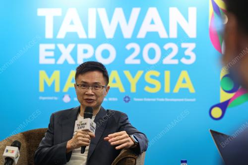 JAMES C F HUANG