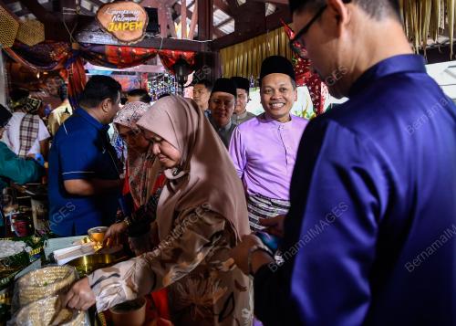 NIK NAZMI NIK AHMAD