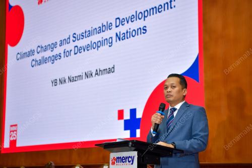 NIK NAZMI NIK AHMAD