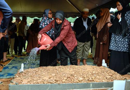 TIGA PENUNTUT UiTM MAUT