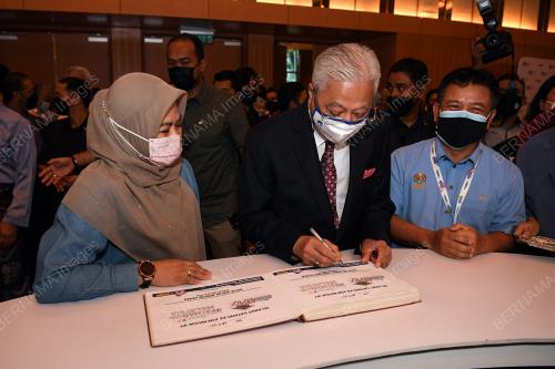 DATUK SERI ISMAIL SABRI YAAKOB