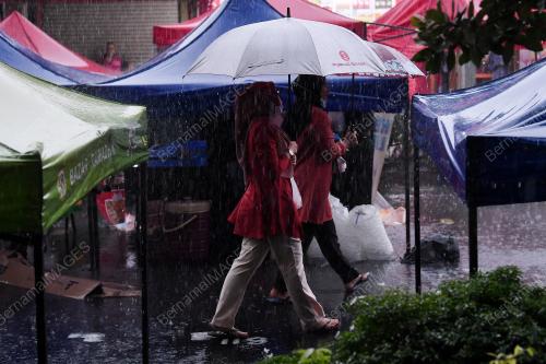 HUJAN LEBAT DI BAZAR RAMADAN KG BARU