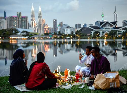 TINJAUAN BERBUKA PUASA